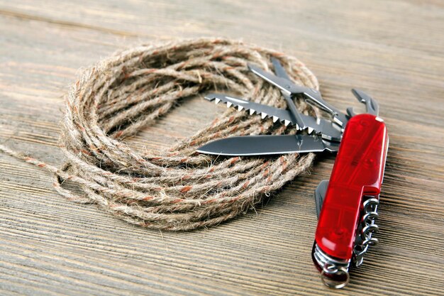 Couteau de poche avec corde sur table en bois se bouchent