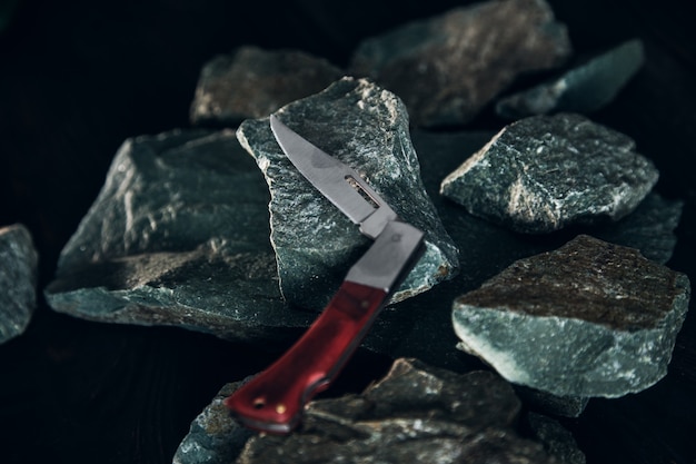 Couteau de poche sur fond de pierre close up