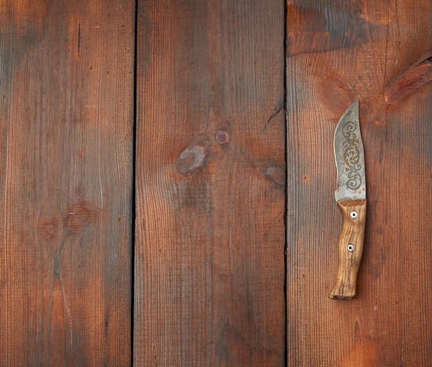 Couteau pointu vintage sur une table en bois marron