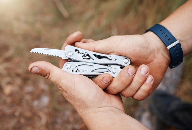 Couteau polyvalent pour homme et camping dans la forêt naturelle et équipement de survie pour l'aventure dans les montagnes, les bois et le parc Guy mains des outils de poche et un objet d'arme en métal suisse pratique pour la randonnée en plein air