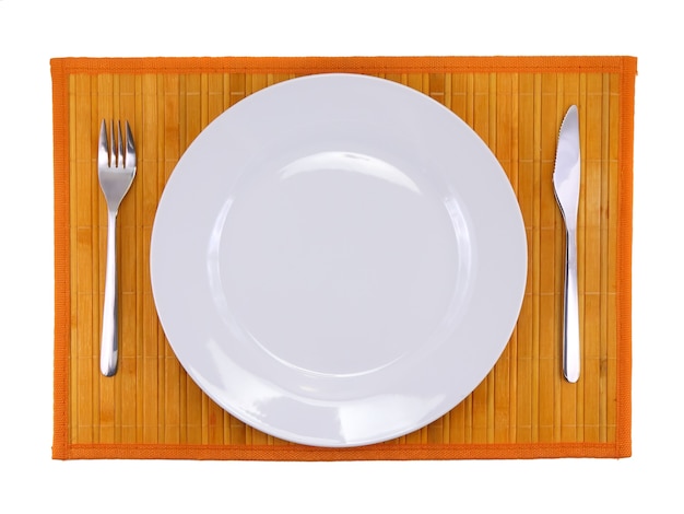 Couteau de service de table, assiette, fourchette sur fond de différentes couleurs.