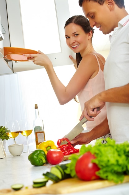 couteau tomate femme cuisson des légumes