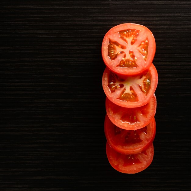 Couteau à tomates coupées