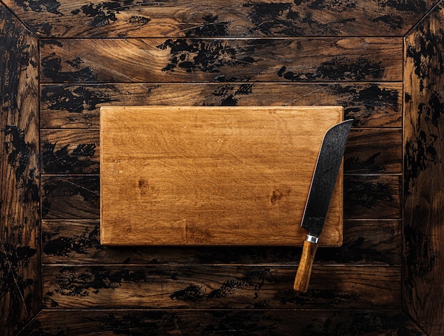 Couteau à viande Vintage Butcher sur une planche à découper sur une table en bois