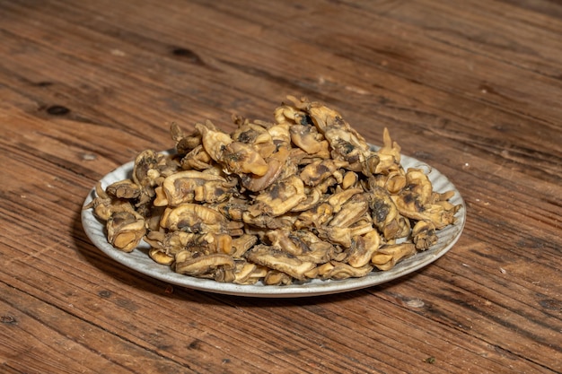 Les couteaux dans la vaisselle sont séchés sur la table à grain de bois