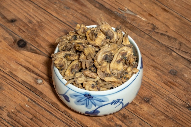 Les couteaux dans la vaisselle sont séchés sur la table à grain de bois