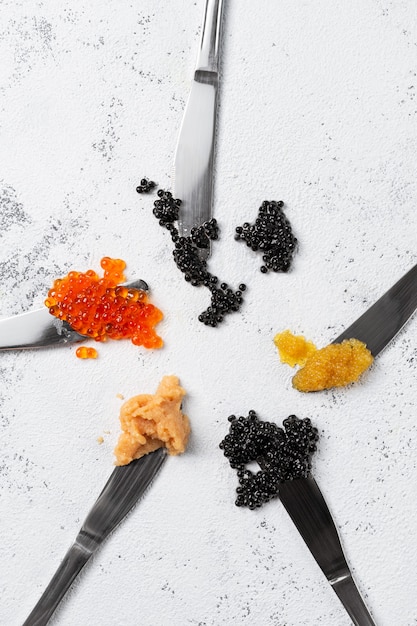 Couteaux avec différents types de caviar