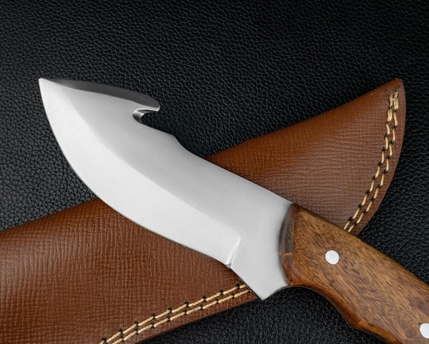 Couteaux avec manche en bois isolé sur fond blanc vue de dessus