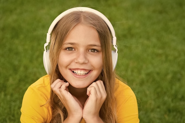 Écouter de bonnes histoires Auto-éducation Casque avec technologie sans fil Petit enfant écoutant de la musique écouteurs modernes Bonne petite fille portant des écouteurs Son stéréo Apprentissage à distance