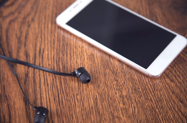 Écouteur et téléphone intelligent sur la table