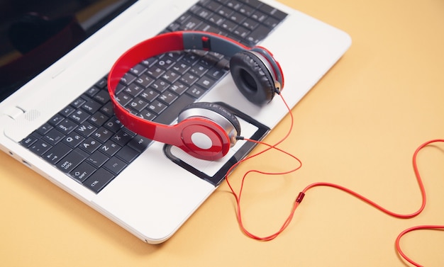 Écouteurs sur le clavier de l'ordinateur portable.