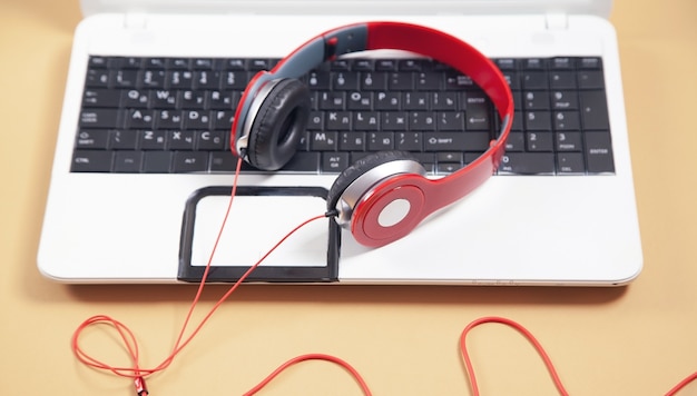 Écouteurs sur le clavier de l'ordinateur portable.