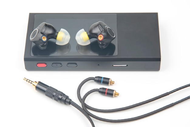 Écouteurs intra-auriculaires pour lecteur de musique Hi-Fi. Son audio et équipement moderne pour les mélomanes et audiophiles