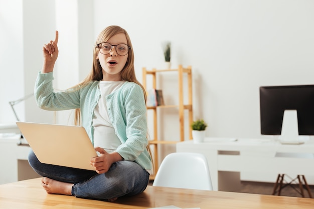 Écoutez-moi. Fille créative inspirée émotionnelle voulant partager quelque chose d'intéressant