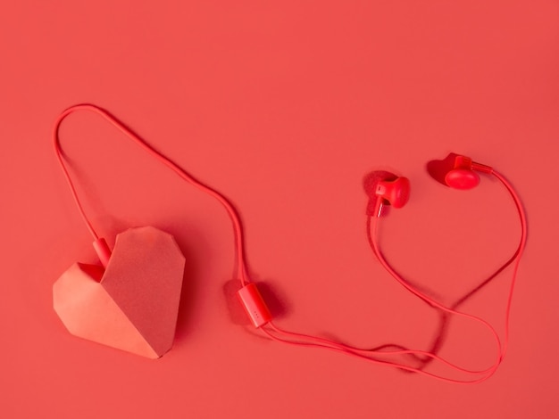 Écoutez la musique de l'amour. casque et un coeur de papier rouge sur un