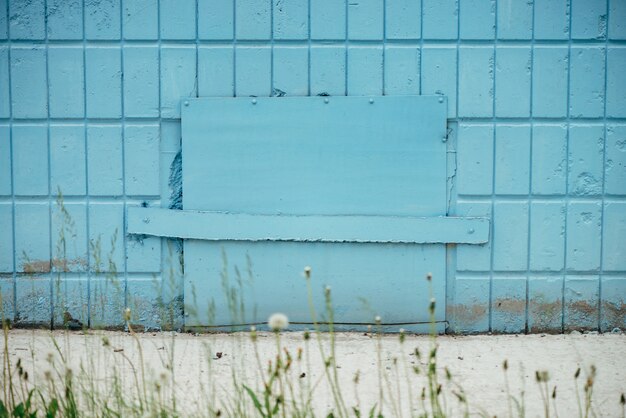 Écoutille bleue dans le mur du bâtiment