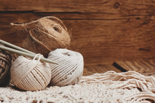 Couture, macramé, tricot. Fil et fil de couleurs naturelles dans un panier en osier. Passe-temps féminin.