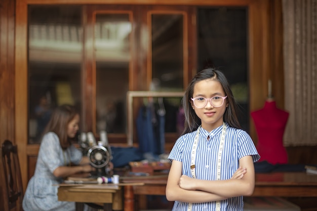 Couturière asiatique petite fille