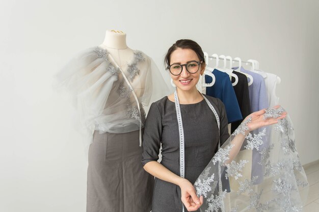 Couturière, créateur de mode, tailleur et concept de personne - Belle femme styliste debout