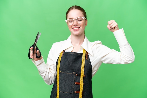 Couturière femme sur fond isolé chroma key faisant un geste fort