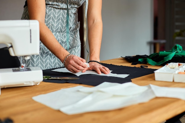 Couturière homme faisant des patrons de couture tailleur masculin travaillant avec patron de couture dans l'atelier industrie textile passe-temps petite entreprise espace de travail processus de création bricolage lieu de travail de couturière