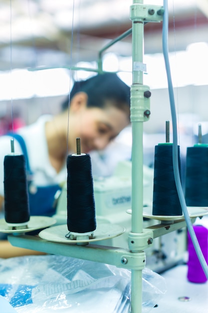 Couturière indonésienne dans une usine textile