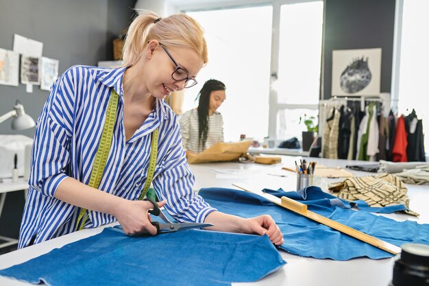 Couturière travaillant à l'atelier