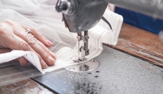 couturière travaillant avec une machine à coudre.