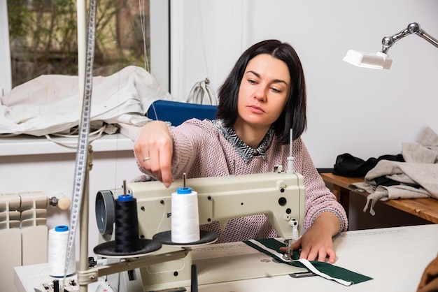 Couturière travaille dans l'atelier de couture