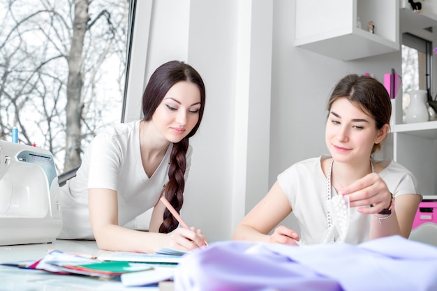 Couturières travaillant dans l'atelier de couture