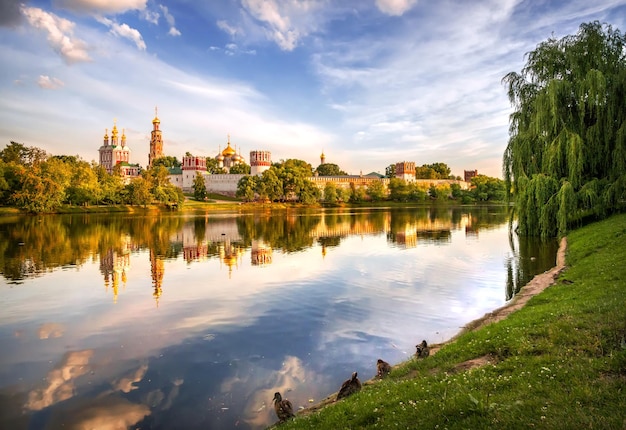 Photo couvent novodievitchi à moscou avec reflet dans l'étang