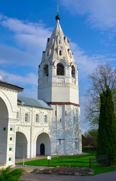 Le couvent de pierre blanche Pokrovsky