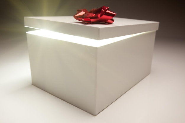 Couvercle de boîte à cadeaux rouge montrant un contenu très lumineux