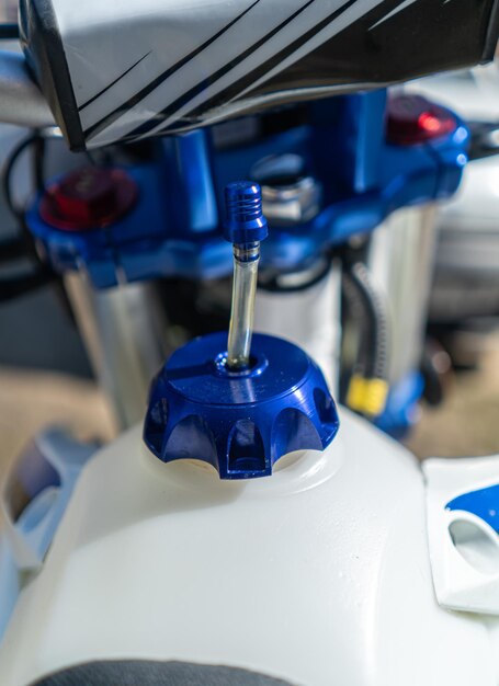 Couvercle de réservoir de moto Enduro close up