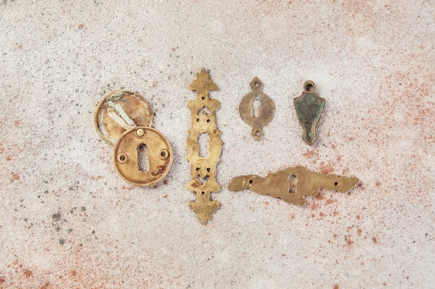 Couvercle de trous de clé en laiton antique sur béton