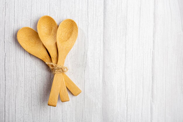 Couverts en bois sur table en bois