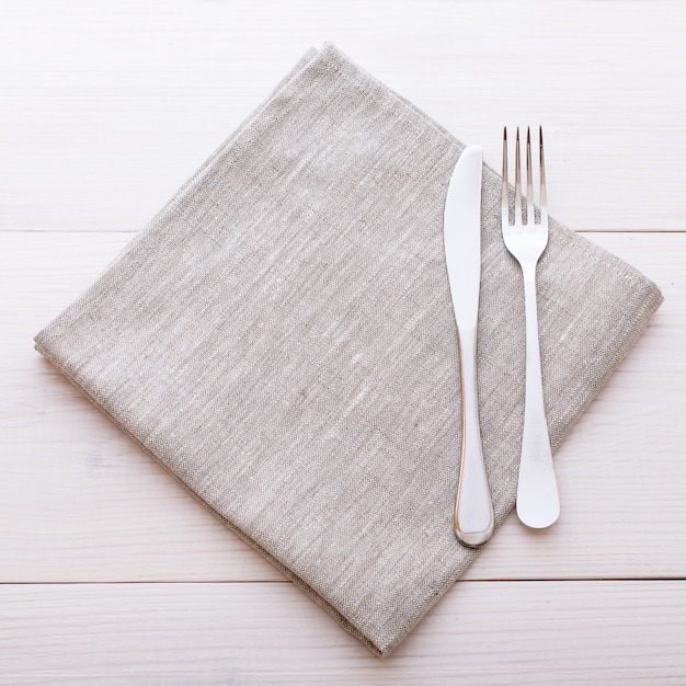 Couverts et nappe sur table en bois blanc