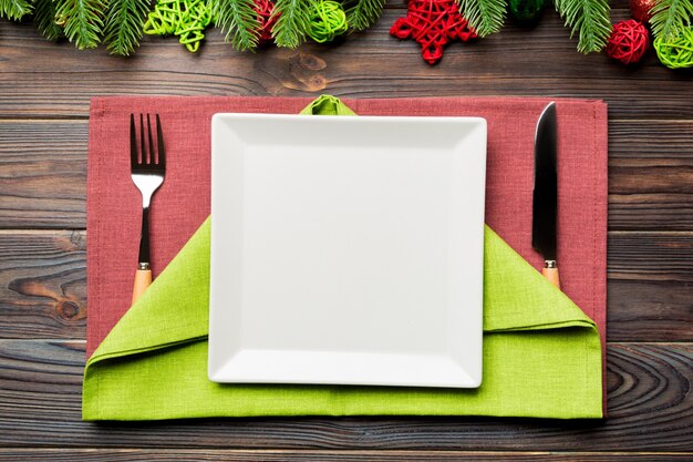 Couverts de Noël sur la table en bois