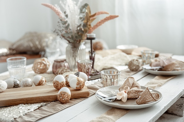 Couverts et objets décoratifs sur la table à manger pour les vacances de Pâques