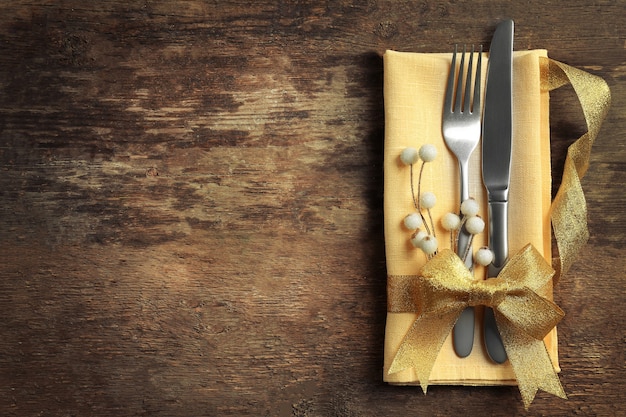 Couverts de service de Noël avec serviette sur une table en bois