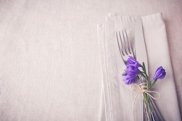 Couverts de table fleur bleu violet sur lin