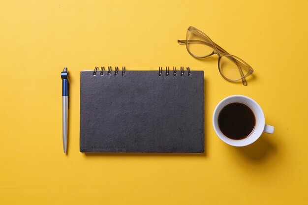 Couverture en blanc pour votre logo ou votre marque décorée d'une tasse de café à stylo et de lunettes de lecture