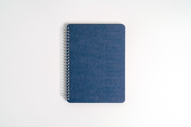 Couverture bleue du planificateur quotidien sur fond blanc