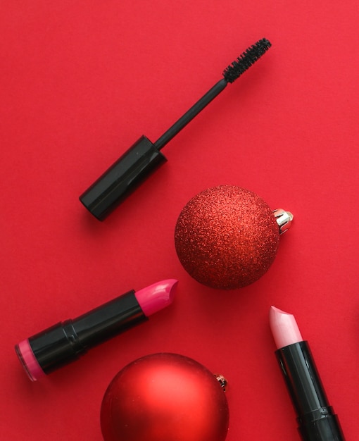 Couverture de blog de mode de marque cosmétique et ensemble de produits de maquillage et de cosmétiques glamour girly pour la promotion de la vente de noël de marque de beauté fond plat de luxe rouge comme conception de vacances