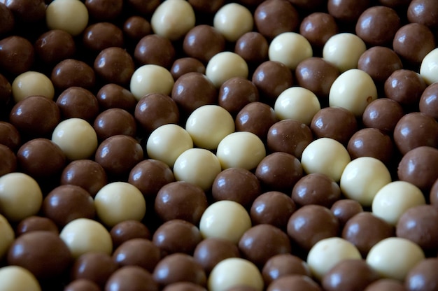 Couverture de gâteau au chocolat avec des boules de chocolat marron et blanc
