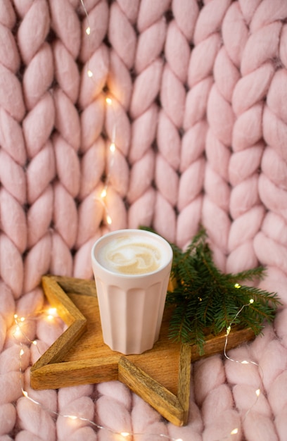 Couverture géante en laine mérinos pastel rose, cerf en pain d'épice, tasse avec cappuccino, jouet de Noël, nouvel an, lumières