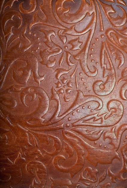 Couverture De Livre Ou De Journal En Cuir Marron Avec Un Ornement Floral Décoratif.