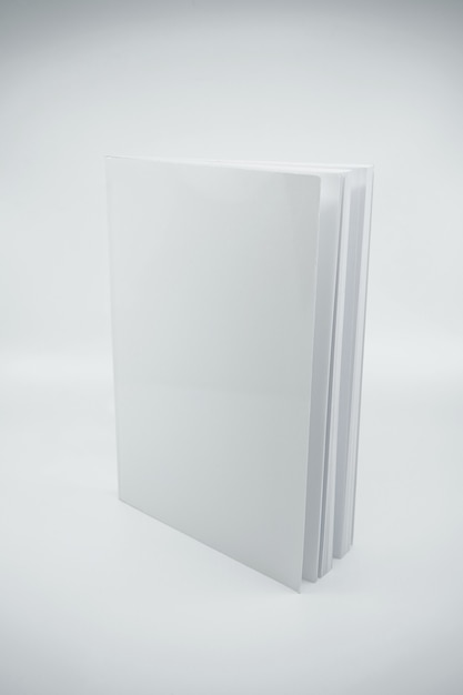 Couverture de livre vide blanc debout