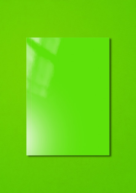 Couverture de livret vert isolé sur fond coloré, modèle de maquette