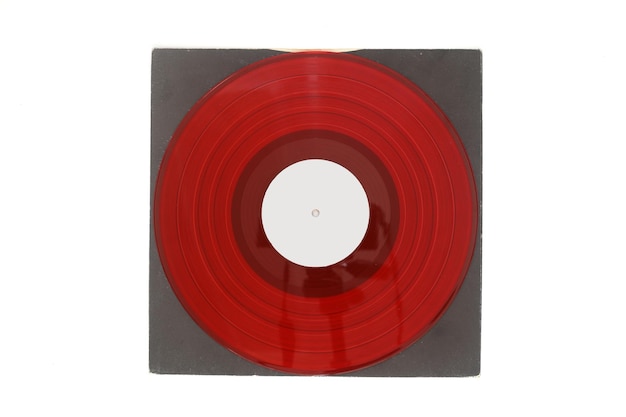 Couverture en papier noir vieilli et disque vinyle rouge isolé sur fond blanc